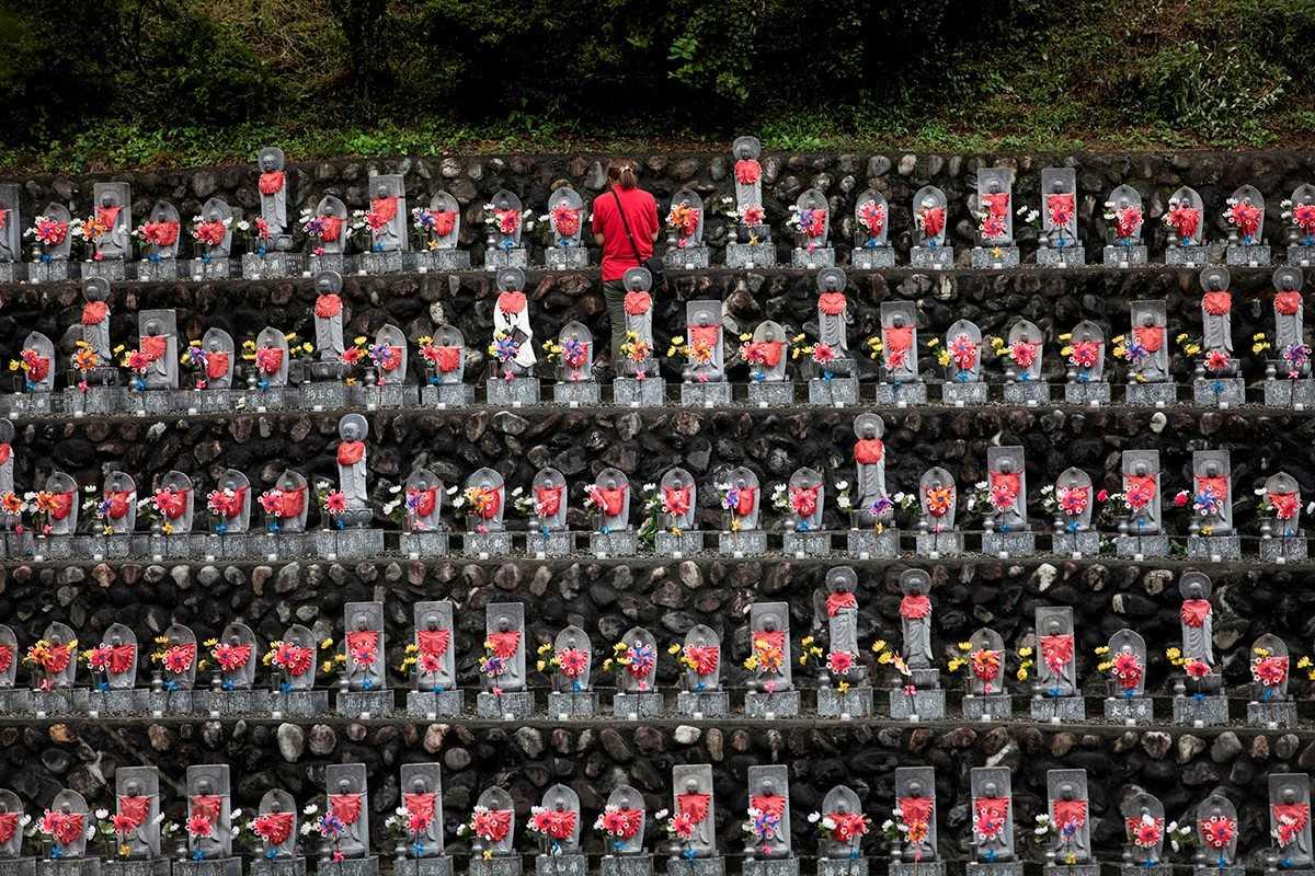 Oganomachin buddhalaisessa temppelissä Japanissa on 15 000 pientä kivistä patsasta. Ne ovat syntymättöminä tai vastasyntyneinä kuolleiden lasten sieluille omistettuja jizo-veistoksia, joiden edessä menetyksen kokeneet vanhemmat käyvät rukoilemassa pienokaisensa puolesta.